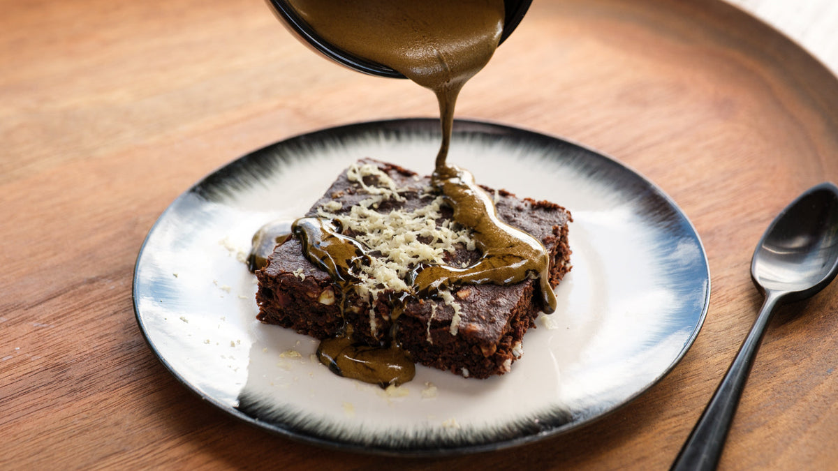 Hojicha-brownie med riven ingefära