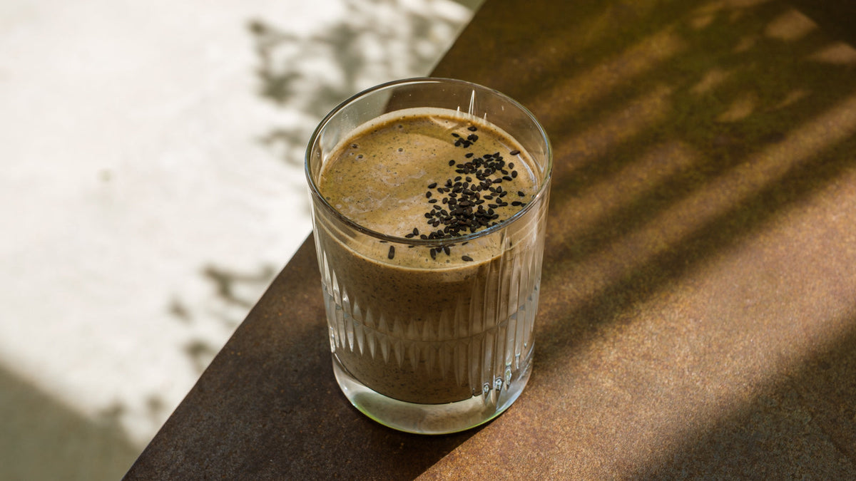 Hojichasmoothie med svarta sesamfrön
