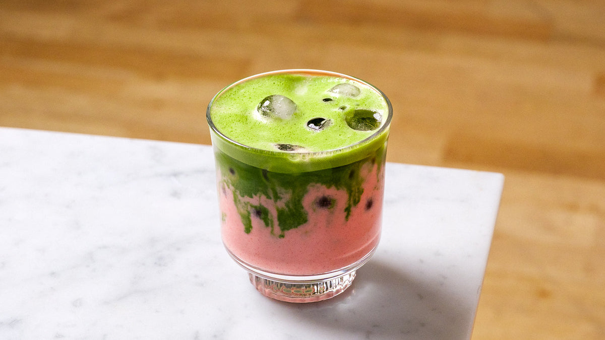 Jordgubbsmatcha med Rosa Mandelmjölk