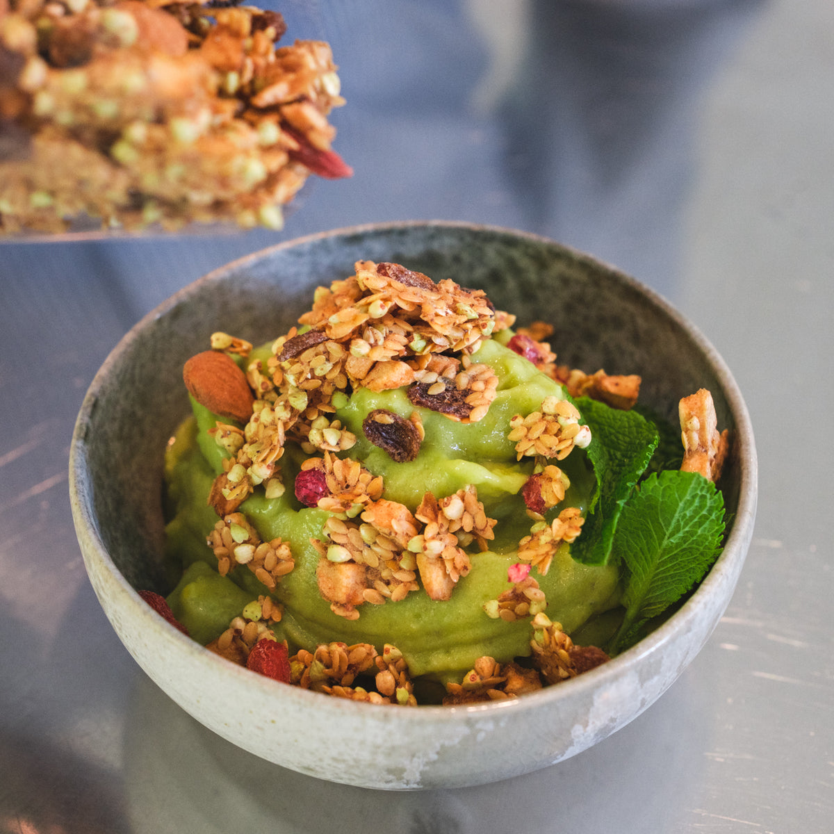 Raw Bovetegröt – Gojibär, Äpple & Kardemumma
